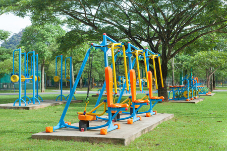 晨光中的力量 泰國公園里的公共健身文化